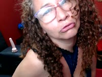 Ik ben een sexy, ondeugende, perverse Latijns-Amerikaanse vrouw. Ik vind het heerlijk om je voor me te zien masturberen. Ik hou van gevaar, het verboden prikkelt me, rollenspellen maken me gek, en taboes.