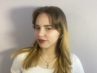 camgirl fingering shaved pussy KeiraBau