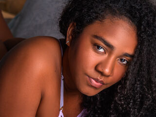 hot cam girl fingering shaved pussy AmaraRuiiz