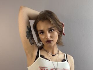 cam girl playing with dildo CammiePratten