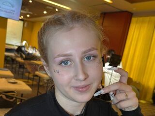 naked girl with cam fingering EmelinaKrider