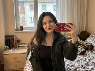 camwhore fingering shaved pussy KeliCollymore