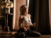 hot cam girl fingering shaved pussy LeilaReal