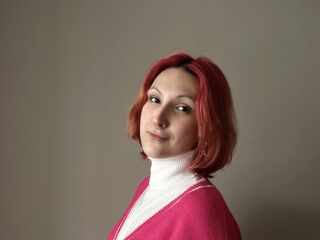 camgirl masturbating with dildo LesliMahone