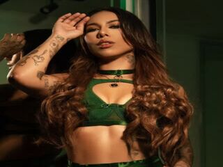 naughty camgirl masturbating with vibrator LilyHarpers