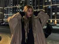 topless webcamgirl LizaKitchin