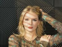 hot cam girl masturbating with vibrator MiaLloydy